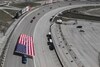 Chevrolet Silverado trekt gigantische vlag