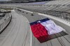 Chevrolet Silverado trekt gigantische vlag