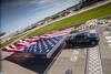 Chevrolet Silverado trekt gigantische vlag