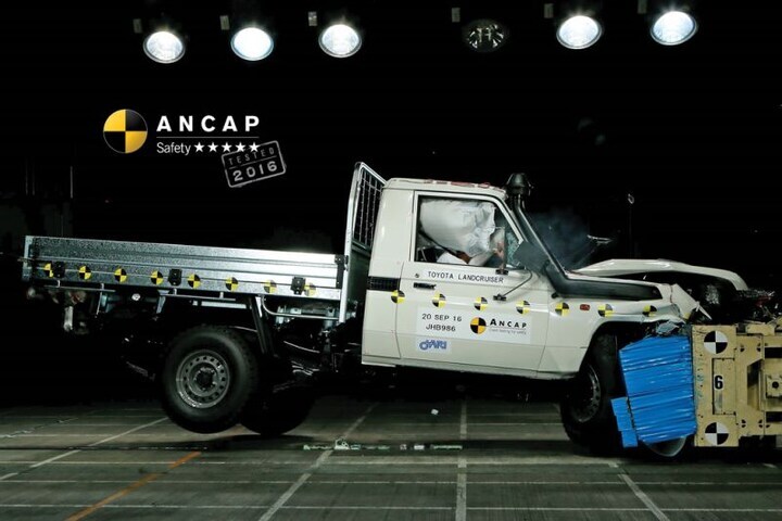 Toyota Land Cruiser 70 crashtest