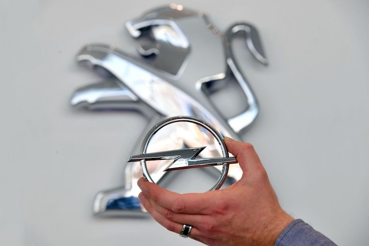 AutoWeek 8 Magazine PSA GM logo overname