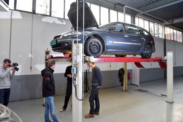 AutoWeek 8 Magazine Klokje Rond Renault Laguna