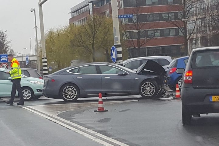 Tesla crash schade autopilot aanrijding