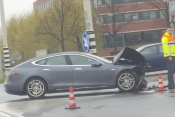 Tesla crash schade autopilot aanrijding