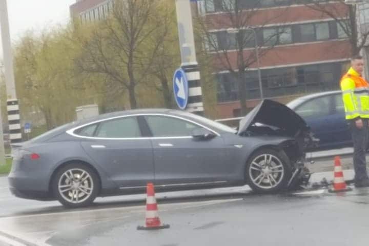 Tesla crash schade autopilot aanrijding