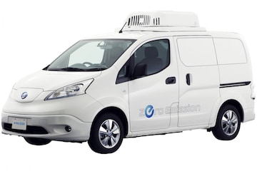 Nissan e-NV200 Fridge en Paramedic naar Tokyo