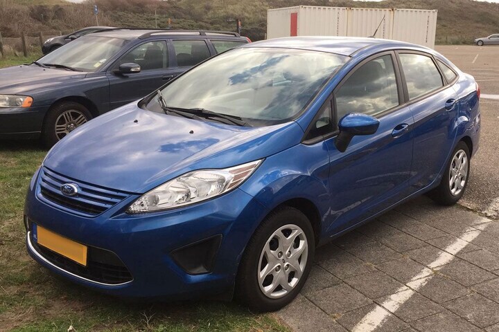 Ford Fiesta sedan in het wild