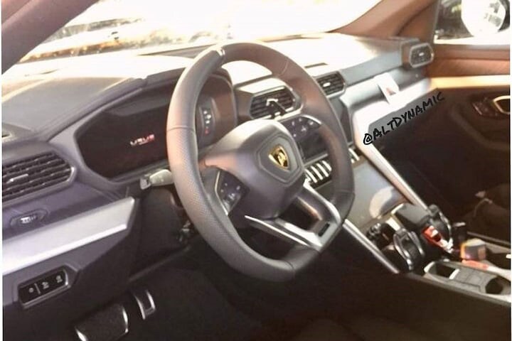 Lamborhini Urus dashboard