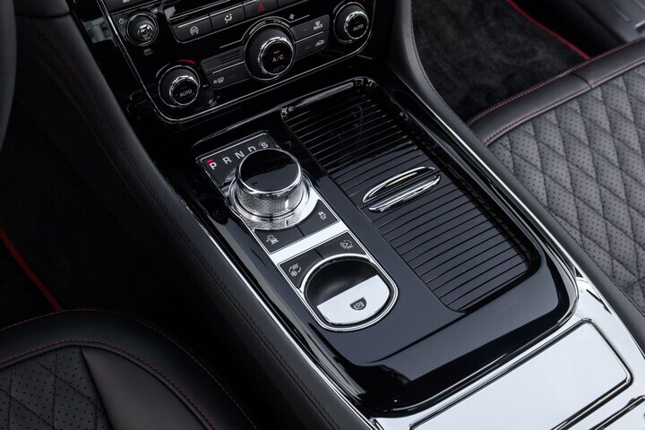 Jaguar XJR575