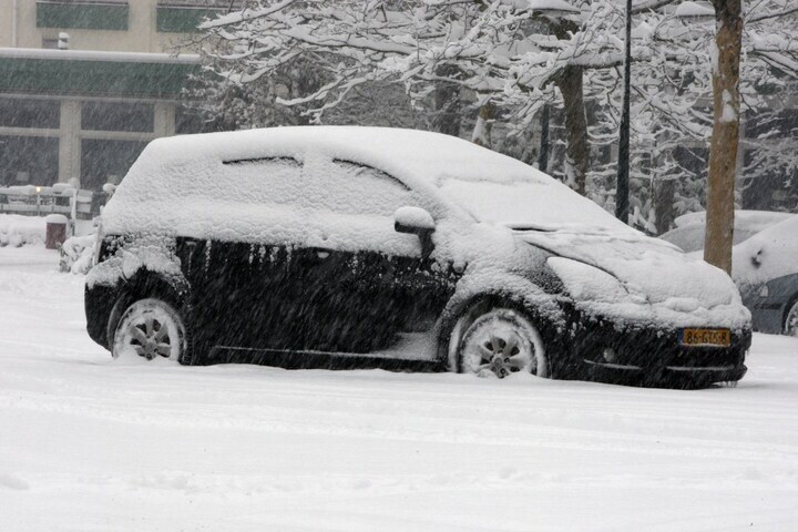 Sneeuw winter koud glad ijs krabben