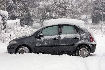 Sneeuw winter koud glad ijs krabben