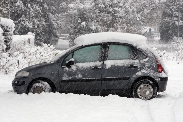Sneeuw winter koud glad ijs krabben