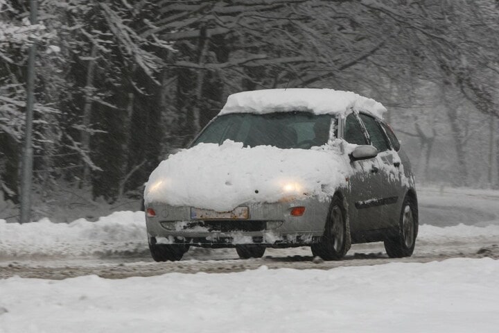 Sneeuw winter koud glad ijs krabben
