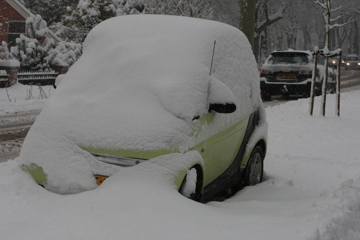 Sneeuw winter koud glad ijs krabben