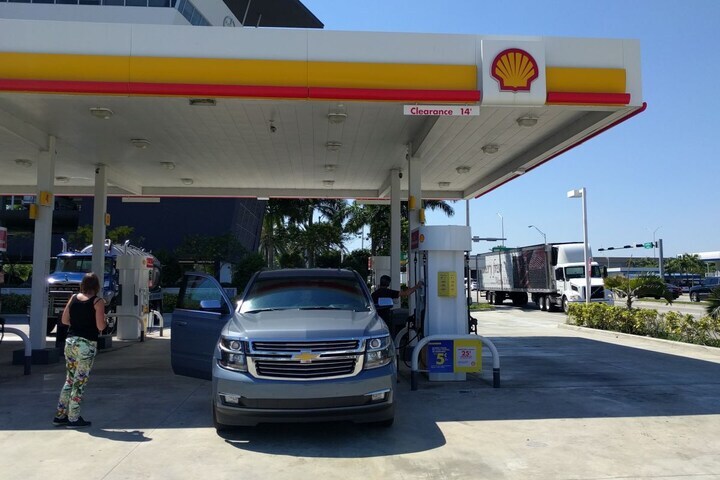 Gas station tankstation USA VS Chevrolet Suburban