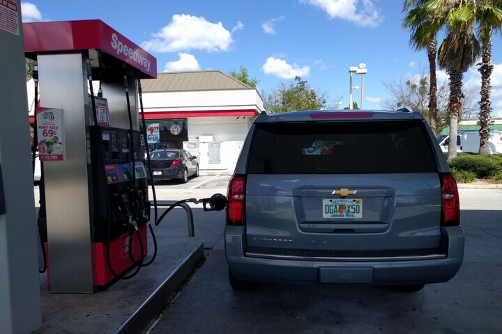 Gas station tankstation USA VS Chevrolet Suburban