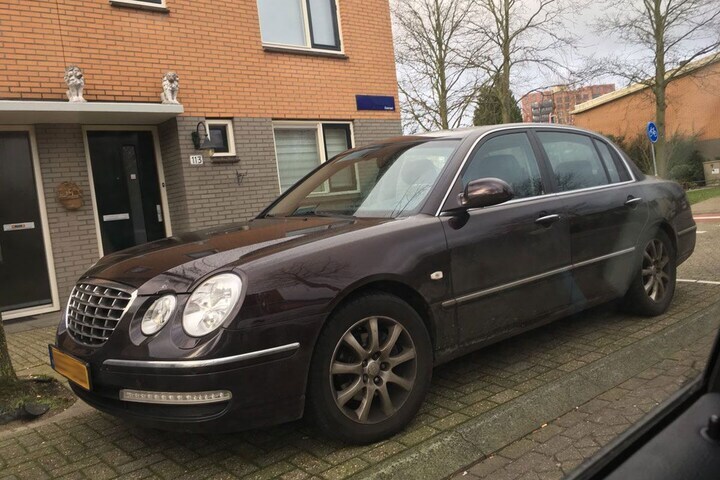 Kia Opirus in het wild