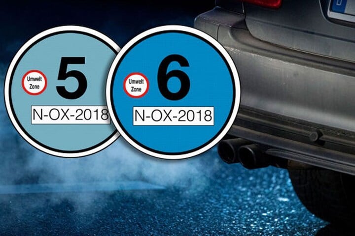 Blauwe umweltplakette milieusticker AutoBild Duits