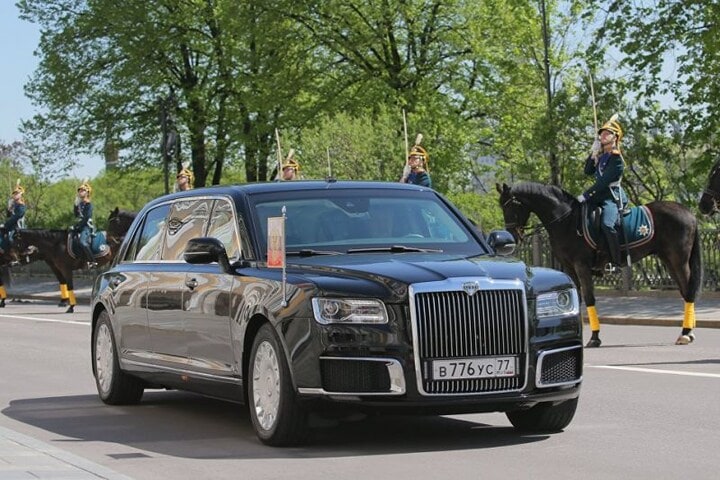Cortege staatslimousine Vladimir Poetin