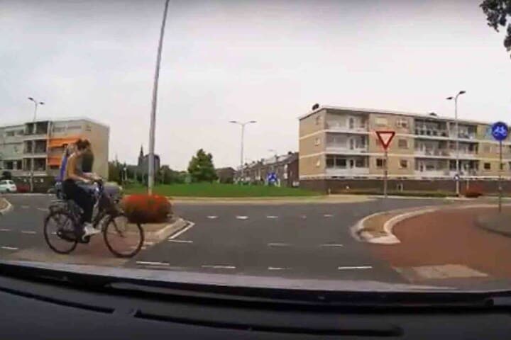 fietser rotonde voorrang dashcam screenshot