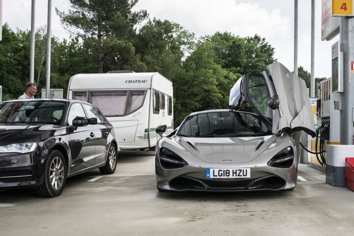 Tanken buitenland tankstation McLaren 720S