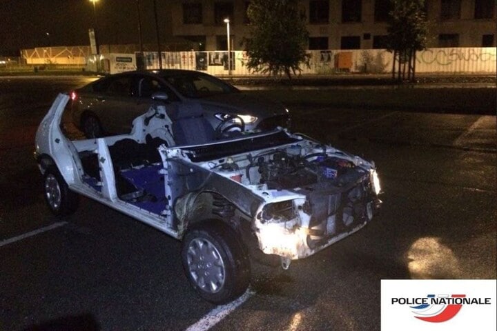Peugeot 205 schade kapot zaag politie Nantes aange