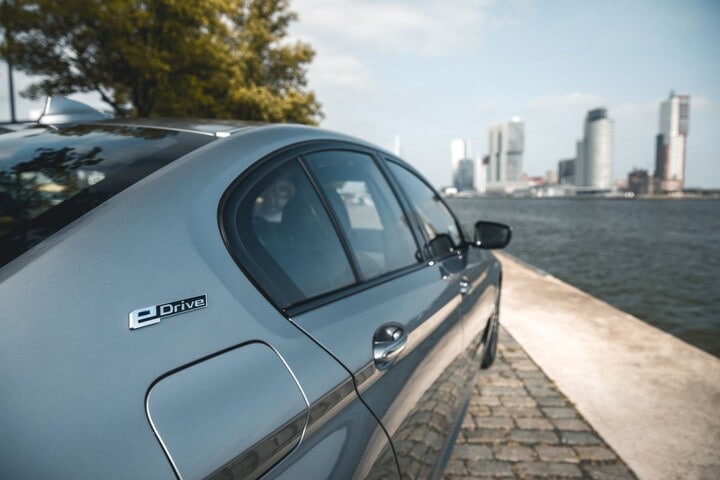 BMW 530e plug-in Rotterdam laden opladen EV plug L
