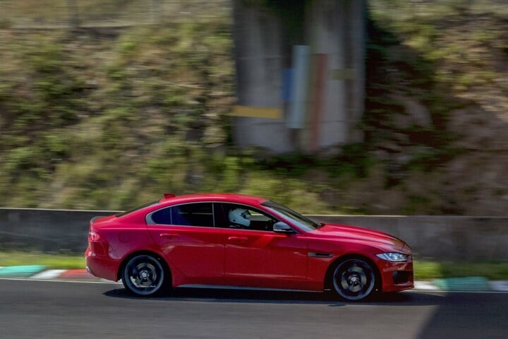 Jaguar XE 300 Sport