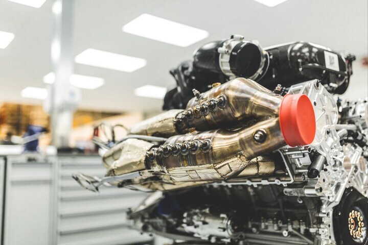 Aston Martin Valkyrie V12