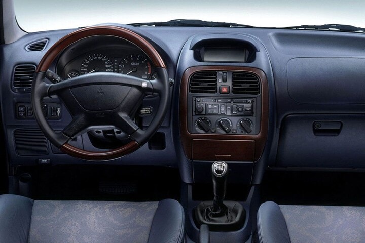 Facelift Friday: Mitsubishi Carisma