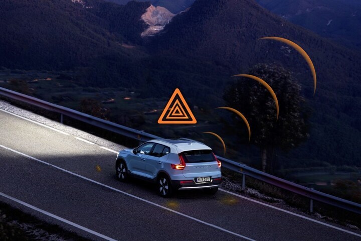 Volvo Hazard Light Alert en Slippery Road Alert