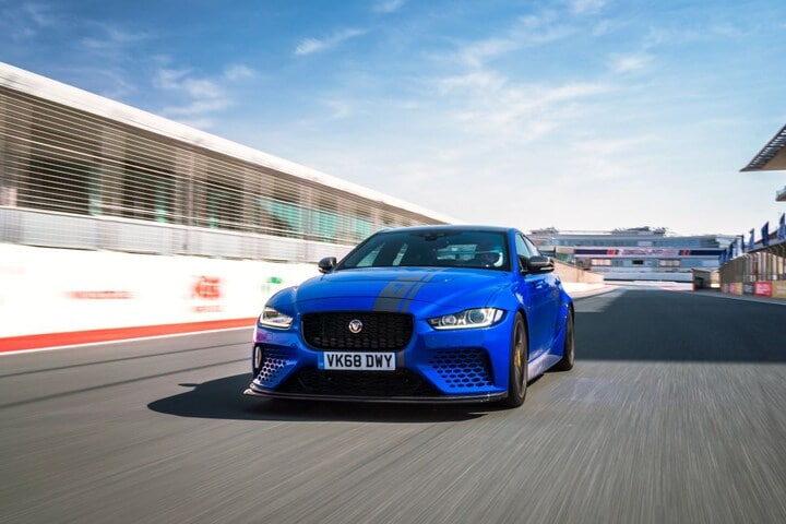 Jaguar XE Project 8 ronderecord GP Autodrome Dubai