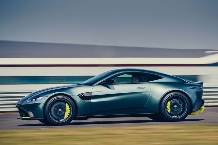 Aston Martin AMR Pro handbak