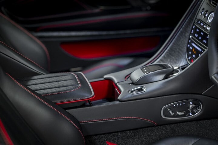 Aston Martin DBS Superleggera OHMSS Edition