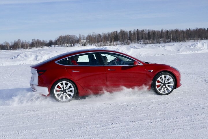 Tesla Model 3 Model S ijs Noordkaap ijsracen