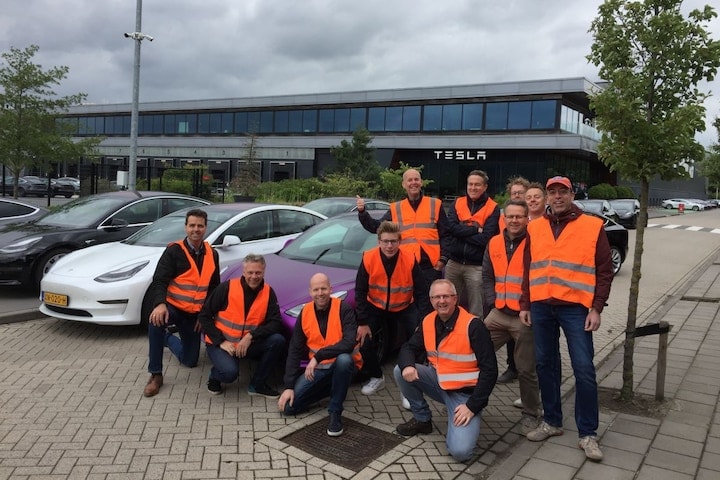 Tesla Tilburg rode hesjes