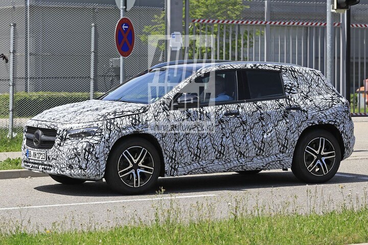 Mercedes-Benz GLA spyshots
