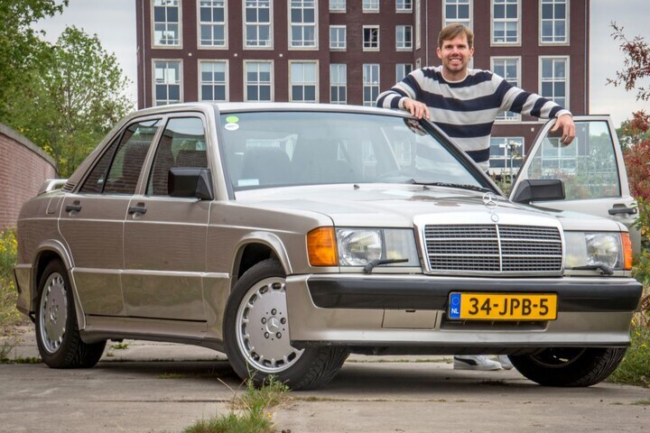 Blits bezit jongeren twintiger Mercedes-Benz 190
