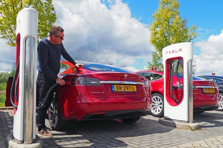 Tesla Model S laden laadpaal 