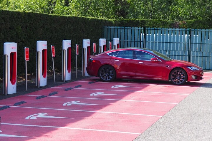 Tesla Model S laden laadpaal 