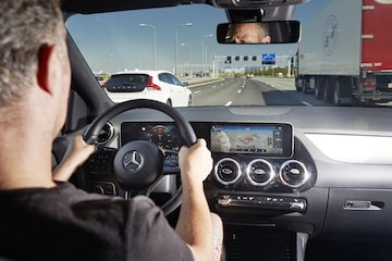 Snelweg rijhulp besturen multimedia Mercedes-Benz