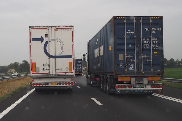 vrachtwagen inhalen vrachtverkeer hinder inhaalver