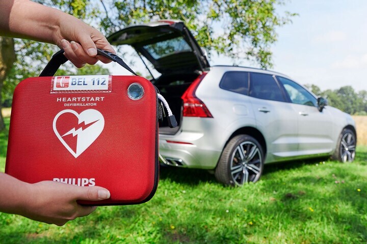 Volvo XC90 AED hartstilstand hulp SOS 112
