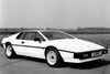 Auto's met rechte lijnen en hoeken hoekig ontwerp