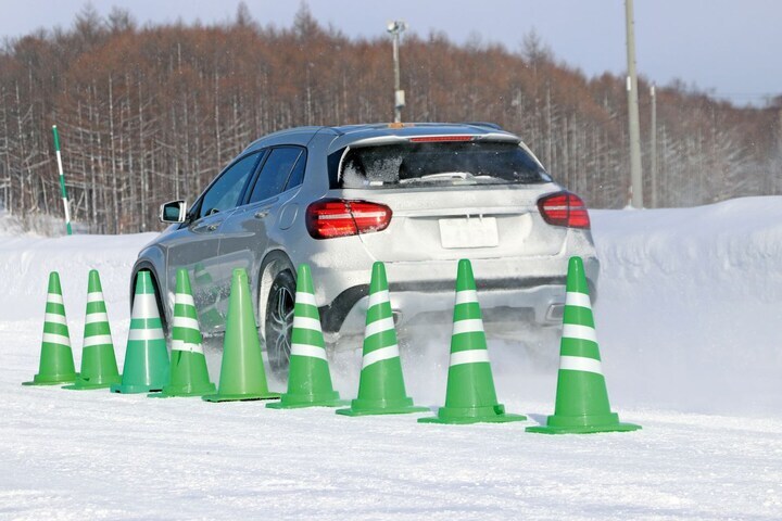 Winterbanden sneeuw slippen remtest GLA