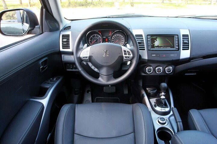 Peugeot 4007 Citroën C-Crosser Mitsubishi Outlande