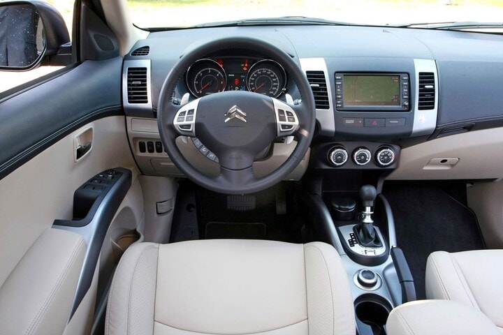 Peugeot 4007 Citroën C-Crosser Mitsubishi Outlande