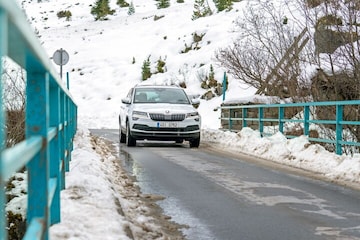 Wintersport Skoda Karoq sneeuw brug strooien