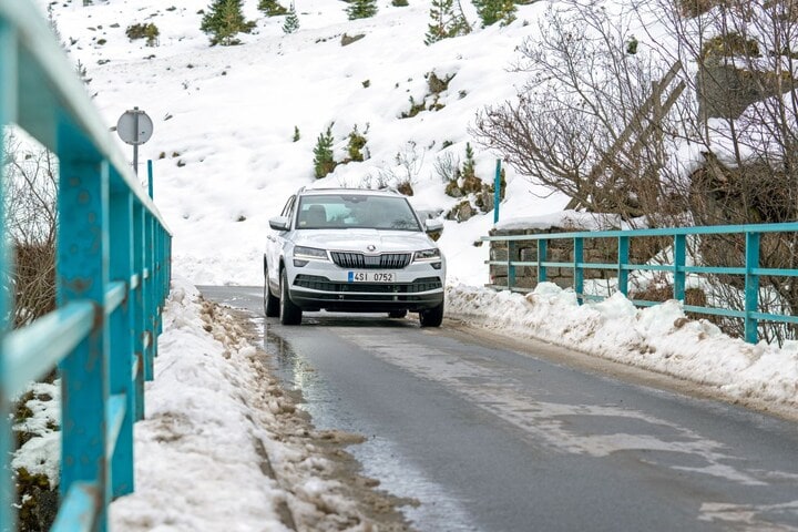 Wintersport Skoda Karoq sneeuw brug strooien