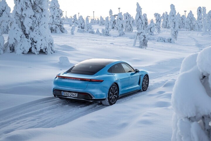 Porsche Taycan sneeuw wintersport